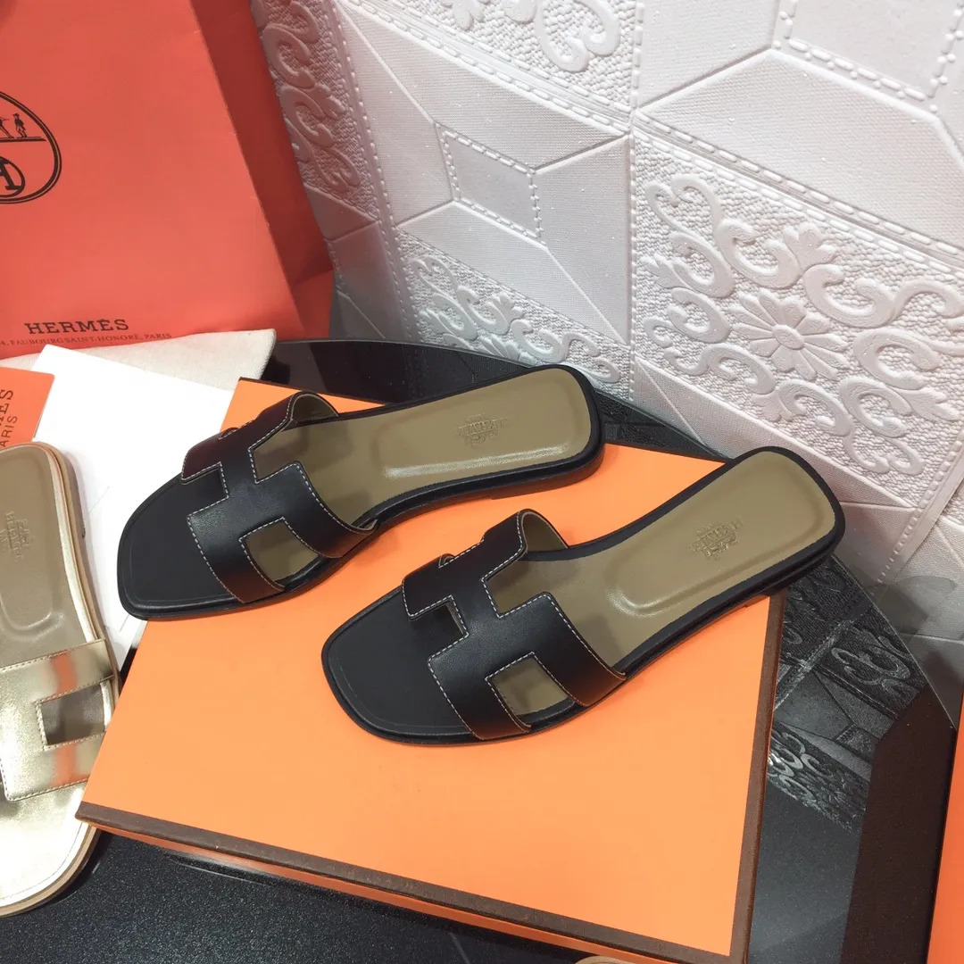 👟👟Ex-factory price 480👟👟 Newly revised version of the 2023 series (Hermès), upgraded packaging, upgraded version and workmanship materials. Hermes®🔴Handmade shoes on the market👟👟 👟👟 Product Hermès slippers🐎 —————————— The most classic, real handmade shoes, even the number of stitches is the same as the original, handmade by masters! ❥High-end customization, exclusive products, industry⚠❥Using: Hermers upper: Italian imported cowhide + original custom-grade Australian sheepskin feet + genuine leather outsole (pursuing top walking comfort) 👟👟 ~~〰〰〰〰❥ Packaging: ✔🚦Pay attention to the packaging➰Exclusive box 〰Original quality on sale━━━━Hermes━━━━━ size: 35-40 (34.41.42 custom-made, non-refundable)